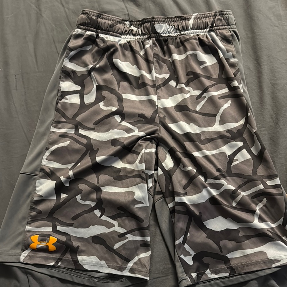 Under Armour Youth Large Gray Camo Shorts